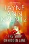 Titel: The Shop on Hidden Lane. Autorin: Jayne Ann Krentz. Hintergrund in warmen, verschwommenen Farben; Hände halten Kristall.