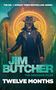 „The No. 1 Sunday Times Bestselling Series“, Jim Butcher, „The Dresden Files: Twelve Months“. Ein Mann mit Hut und Stab vor einem leuchtenden Symbol., Buch