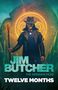 „JIM BUTCHER, THE DRESDEN FILES, TWELVE MONTHS“. Eine Figur mit Hut und Stab vor einem magischen Symbol., Buch
