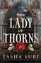 "The Lady of Thorns" von Tasha Suri. Rosen und gotische Bögen umrahmen eine Kathedrale im Hintergrund., Buch