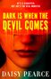 Text oben: "HE'S A KIDNAPPER. BUT SHE'S THE REAL MONSTER." 
Titel: "DARK IS WHEN THE DEVIL COMES" 
Name unten: "DAISY PEARCE". Im Hintergrund ein Gesicht mit verbundenen Augen., Buch