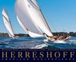 HERRESHOFF AMERICAN MASTERPIECES. Zwei Segelboote auf blauem Wasser, umgeben von Landschaft mit Bäumen.