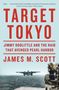 Titel: "Target Tokyo". Untertitel: "Jimmy Doolittle and the Raid that Avenged Pearl Harbor". Autor: James M. Scott. Flugzeugstart von einem Schiffsdeck.