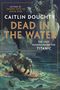 Caitlin Doughty, Dead in the Water: The Lost Passengers of the Titanic. Illustration: Skelett in Umhang über sinkendem Schiff.