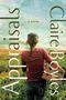 "Appraisals: A Novel" von Claire Boyles. Eine Frau steht mit einer Kiste auf einem Feld und schaut in die Ferne.