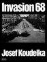 „Invasion 68“, „Josef Koudelka“. Schwarz-weiße Straßenszene mit ausgestreckter Hand und Uhr im Vordergrund., Buch