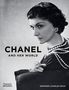"CHANEL AND HER WORLD" in schwarzer Schrift. Schwarz-weißes Porträt einer Frau mit Perlenkette und Ohrringen., Buch