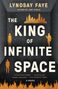 "THE KING OF INFINITE SPACE" steht in großen Buchstaben, skyline aus Flammenoptik im Hintergrund, menschenähnliche Figuren.