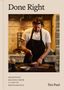 „Done Right. Heartfelt recipes from a life in restaurants.“ Ein Mann salzt ein Steak in einer rustikalen Küche., Buch