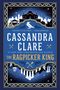 "Fantasy at its finest."—Leigh Bardugo. CASSANDRA CLARE, THE RAGPICKER KING. Illustration von Stadt, Rabe, Kutschen., Buch