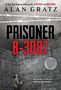 "Prisoner B-3087" von Alan Gratz. Ein Mann schaut in einem mit Stacheldraht versehenden, grauen Ziegelhof auf eine Mauer.