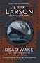 „Erik Larson, Dead Wake: The Last Crossing of the Lusitania“ über einem sinkenden Schiff und einem Rettungsboot.