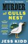 Text: "Nora Breen Investigates: MURDER at GULLS NEST. Jess Kidd." Ein Vogel hält eine Flasche mit Totenkopfsymbol.
