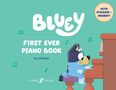 Text: "BLUEY FIRST EVER PIANO BOOK by Joff Bush" und "WITH STICKERS - HOORAY!" Illustration von Bluey am Klavier., Noten