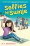 "Selfies by Sumie" und "A.Y. Hashitate". Illustration: Mädchen am Strand, macht ein Selfie. Weitere Personen im Hintergrund.