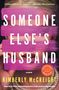 "Someone Else's Husband" in weißer Schrift auf rosa Pinselstrichen, Autor: Kimberly McCreight, Perlenkette sichtbar., Buch