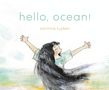 „hello, ocean!“ und „corinna luyken“. Illustration: Ein Mädchen mit langen Haaren breitet die Arme freudig aus., Buch
