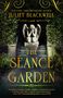 „The Séance Garden“, Juliet Blackwell, Engelsstatue in einem Garten vor dichtem Laub als Hintergrund., Buch