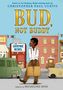 "Bud, Not Buddy" in großen, gelben Buchstaben. Ein Junge mit Tasche steht vor einer städtischen Kulisse, Illustration.