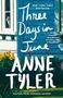 „Three Days in June“ von Anne Tyler. Ein Haus mit blauen Wänden und einer Katze im Fenster., Buch