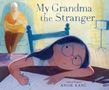 "My Grandma the Stranger" und "ANGIE KANG". Ein Kind zeichnet, im Hintergrund liest eine ältere Frau ein Buch., Buch