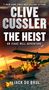 Klarer Text: Clive Cussler, The Heist, An Isaac Bell Adventure, By Jack Du Brul. 

Szene: Flugzeug über einem brennenden Schiff bei Sonnenuntergang., Buch