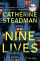 Buchtitel: "Nine Lives" von Catherine Steadman. Abbildung eines Gebäudes mit beleuchteten Fenstern und Silhouetten von Menschen.