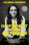 Gelber Text: "JACINDA ARDERN", "A DIFFERENT KIND OF POWER", "A MEMOIR". Sie lächelt und trägt ein weißes Hemd.