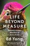 Text: "LIFE BEYOND MEASURE: Nature's Hidden Wonders at Every Scale. Ed Yong." Ein Kolibri ist mit lebhaften Farben dargestellt.