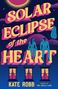 „Solar Eclipse of the Heart“ in großen Buchstaben, zwei Figuren sitzen auf den Buchstaben, darunter Fenster und Sterne., Buch