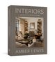 "INTERIORS" und "AMBER LEWIS" sind prominent sichtbar. Ein einladender Wohnraum mit Sofa, Kamin und Regalen., Buch