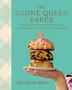 „The Scone Queen Bakes“, „100 Recipes“, „Danielle Sepsy“. Teller mit drei Scones, einer mit rosa Glasur und Krone.