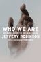 Text: "Who We Are: Our Buried History of Anti-Black Racism" von Jeffery Robinson, mit Vorwort von Tom Hanks. Eine Hand streckt sich aus., Buch