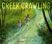 "Creek Crawling", Sophia Gholz, illustriert von Nicole Wong. Illustration: Zwei Kinder, Hand in Hand, wandern durch einen Wald., Buch