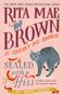Text: "Rita Mae Brown & Sneaky Pie Brown, Sealed with a Hiss, A Mrs. Murphy Mystery". Illustration: Zwei Katzen, eine Schere., Buch