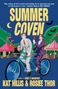"SUMMER COVEN" oben in großen gelben Buchstaben, zwei elegant gekleidete Männer fahren Tandem; Karnevalszelte im Hintergrund.