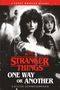 "Stranger Things: One Way or Another" von Caitlin Schneiderhan. Zwei Frauen, eine mit Taschenlampe, im stilisierten Schwarzweiß., Buch