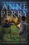 Text: "NEW YORK TIMES BESTSELLING AUTHOR ANNE PERRY A DANIEL PITT NOVEL DEATH TIMES SEVEN." Zwei Personen in Mänteln schauen auf ein Haus., Buch