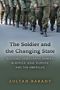 "The Soldier and the Changing State" und weitere Untertitel in weiß. Darunter marschierende Soldaten in Tarnkleidung.