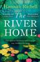 "Hannah Richell. 'Beautifully told' Sophie Green. 'Heart-rending' Clare Mackintosh. The secrets between sisters never stay hidden for long... Titel: The River Home. Seerosen auf grün-blauem Wasser."