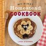 "MY FIRST Homestead COOKBOOK, LANA STENNER." Ein Pancake mit gestaltetem Schaf aus Bananen und Beeren. Links Honiglöffel.