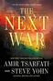 Text: "THE NEXT WAR" von Amir Tsarfati und Steve Yohn. Hintergrund: Gebäude, Feuer, dunkler Himmel.
