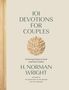 "101 Devotions for Couples" von H. Norman Wright. Ein goldfarbenes Blätter-Emblem ziert die Mitte., Buch