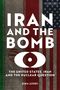 "IRAN AND THE BOMB" in weißer Schrift, darunter "THE UNITED STATES, IRAN AND THE NUCLEAR QUESTION". Hintergrund: Iranische und US-Flagge.