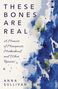 Große weiße Schrift auf blauem Hintergrund: "These Bones Are Real" von Anna Sullivan; Memoir über Menopause und Mutterschaft., Buch