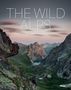 "The Wild Alps" in großen Buchstaben, darunter "Unique National Parks, Nature Reserves, and Biosphere Reserves." Malerische Berglandschaft.