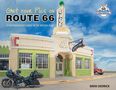"Get your Pics on ROUTE 66: A Photographer’s Guide to the Mother Road." Ein Diner-Gebäude mit Motorrad und rotem Auto davor.