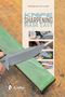 Text: "KNIFE SHARPENING MADE EASY" von Stefan Steigerwald und Peter Fronteddu. Eine Hand schärft ein Messer auf einem Schleifstein., Buch