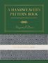 Buchcover-Texte: "A Handweaver’s Pattern Book", "Updated and Expanded Anniversary Edition", "Marguerite P. Davison". Gewebtes Muster in Schwarz-Weiß.