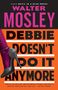 Titel „Debbie Doesn't Do It Anymore“ von Walter Mosley, lila Netzstrümpfe, schwarzer High Heel auf orangefarbenem Hintergrund.